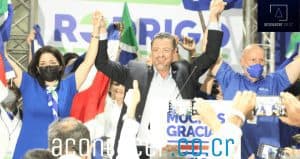 Rodrigo Chaves firma un compromiso público con el pueblo de Puntarenas