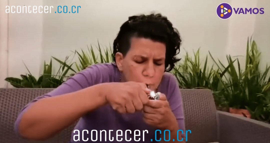 Candidata a diputada pide legalización de marihuana recreativa fumando