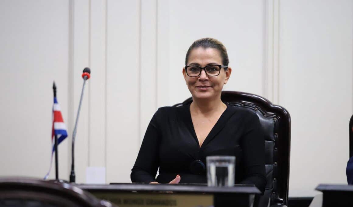 María Vita Monge: «Cuidado con el fascismo que busca polarizar el país»