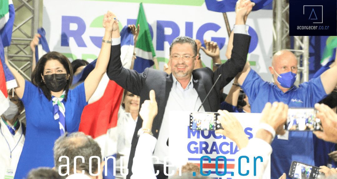 Rodrigo Chaves firma un compromiso público con el pueblo de Puntarenas