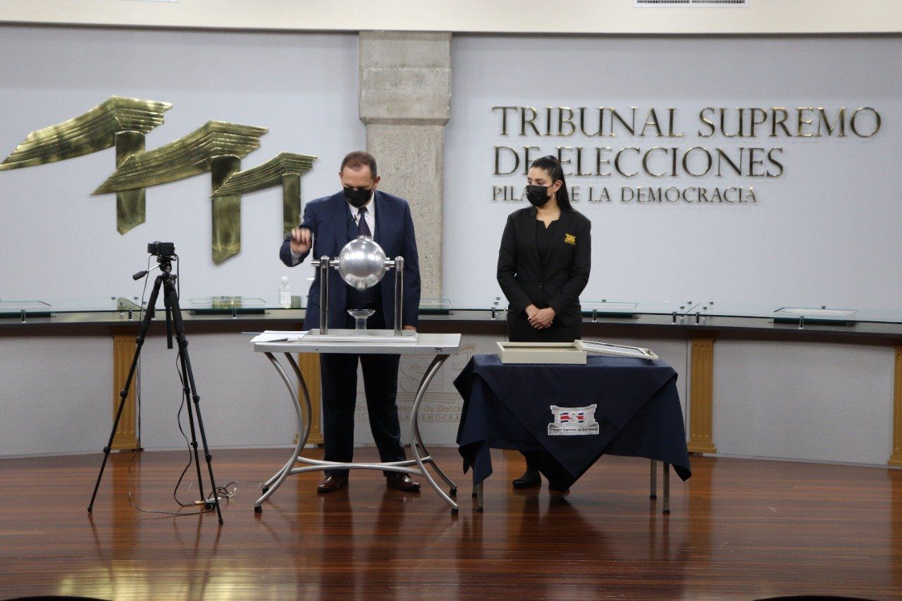 TSE realizó sorteo para definir posiciones en la papeleta presidencial y de diputados
