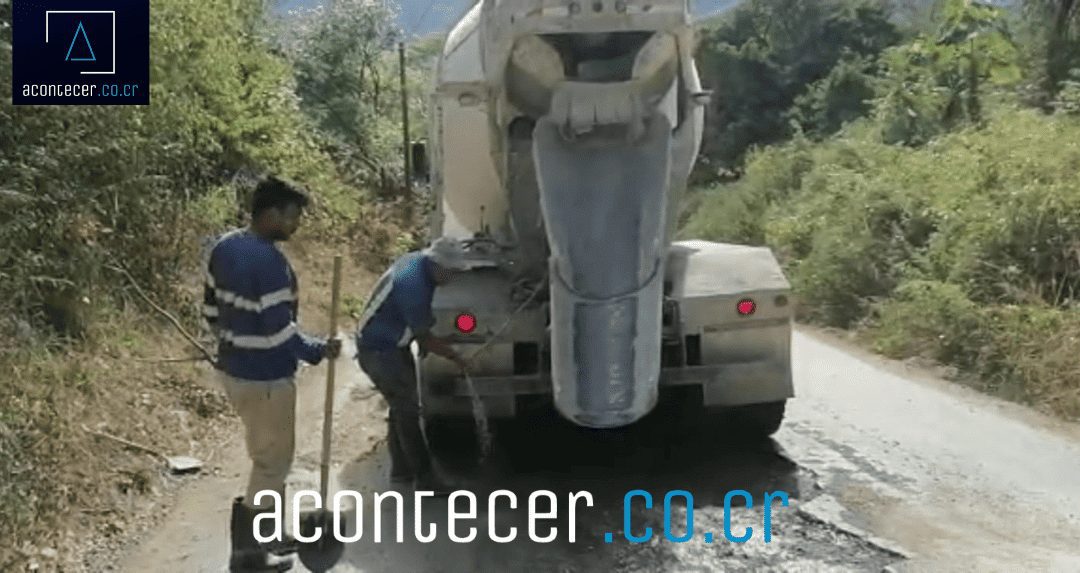 Vecinos arreglan calle en Nandayure Guanacaste, tras mal trabajo de Conavi