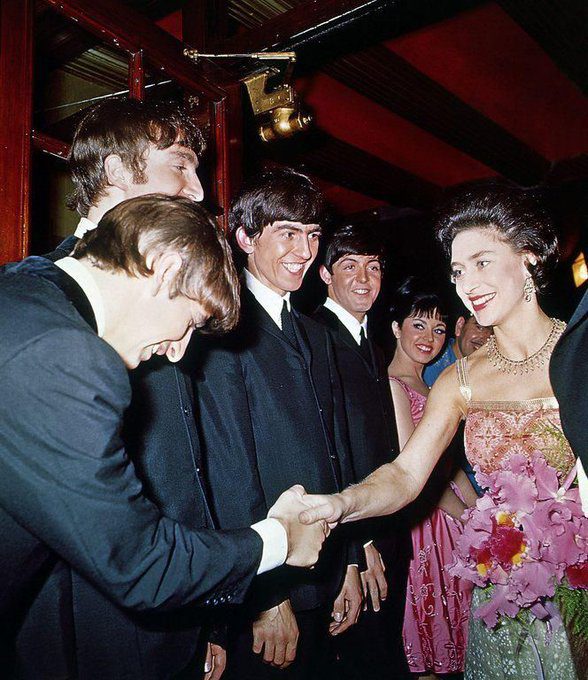 Reina Isabel con los Beatles