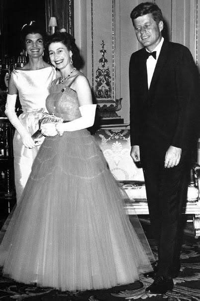 La reina Isabel con personajes históricos