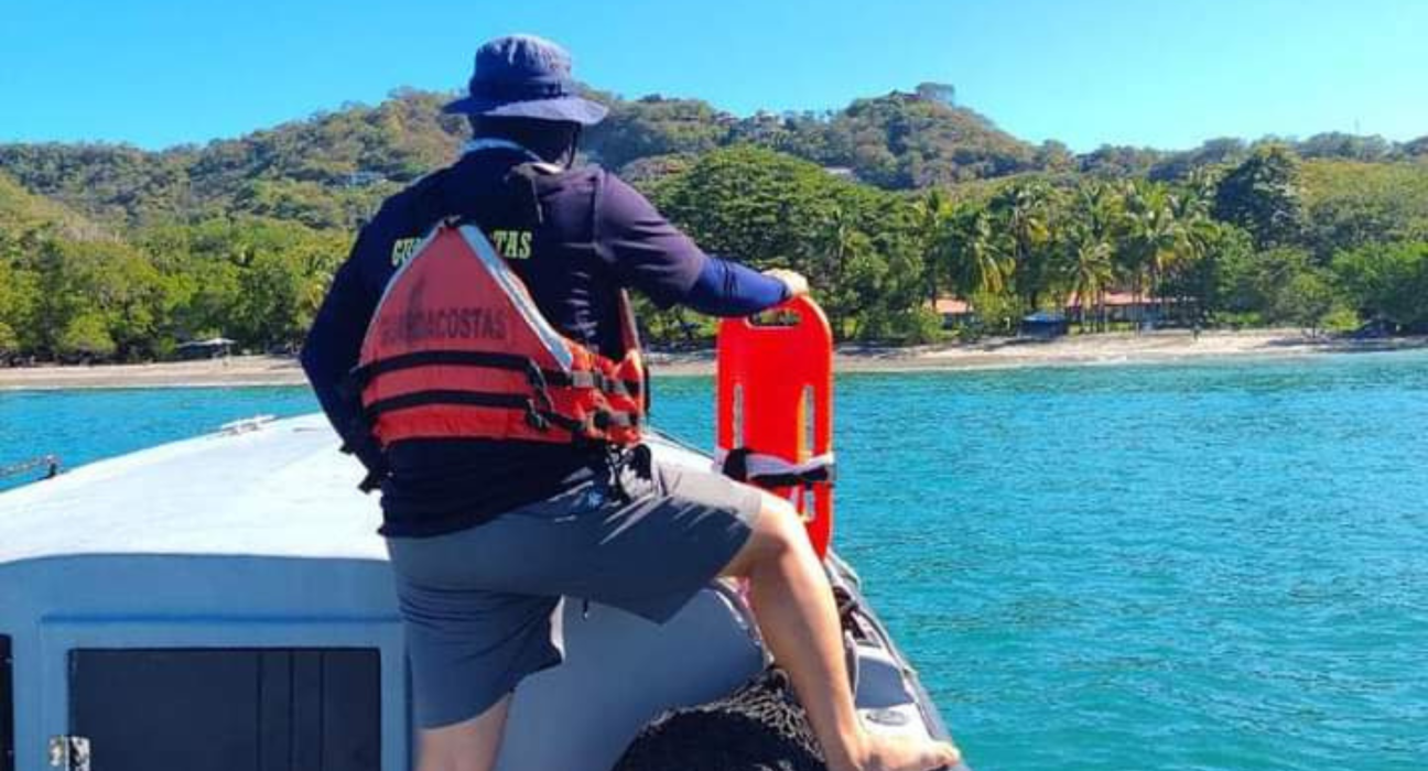 Guardacostas rescatan a mujer arrastrada por corriente en playa Flamingo, Santa Cruz