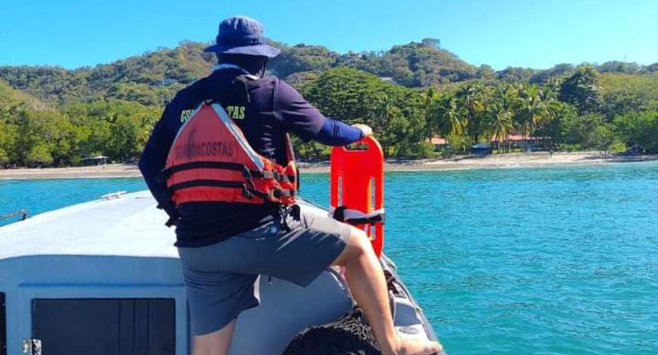 Guardacostas Rescatan A Mujer Arrastrada Por Corriente En Playa Flamingo, Santa Cruz