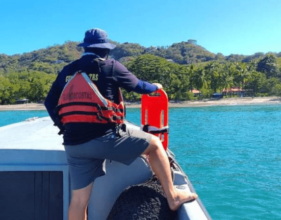 Guardacostas Rescatan A Mujer Arrastrada Por Corriente En Playa Flamingo, Santa Cruz