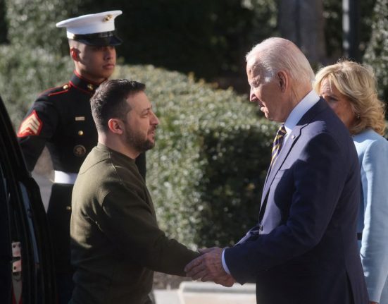 "La visita del director de la CIA a Ucrania: discusiones sobre posibles acciones militares de Rusia y la ayuda de Estados Unidos a Kiev en crisis"