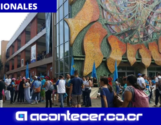 Profesionales en orientación brindaron consejos a estudiantes de primer ingreso a la universidad.