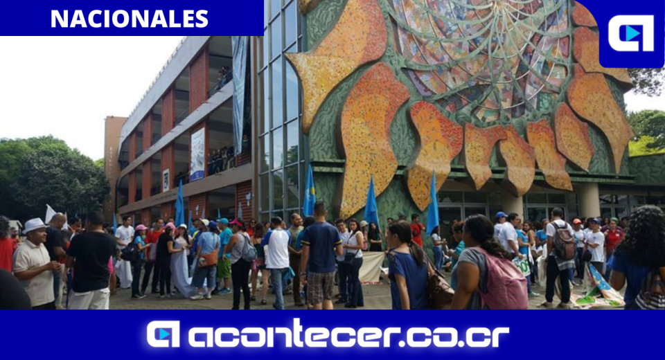 Profesionales en orientación brindaron consejos a estudiantes de primer ingreso a la universidad.