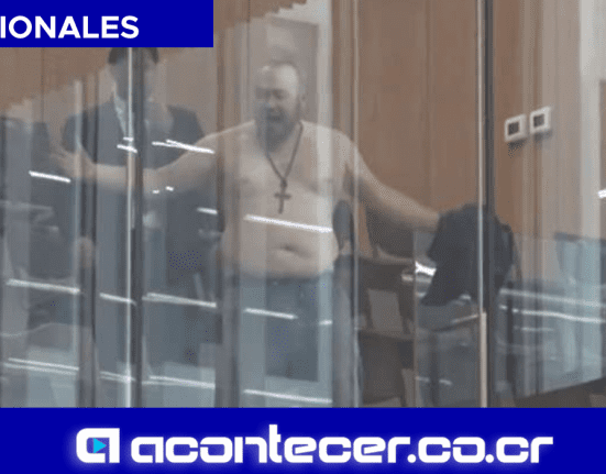 hombre se quita la camisa en asamblea