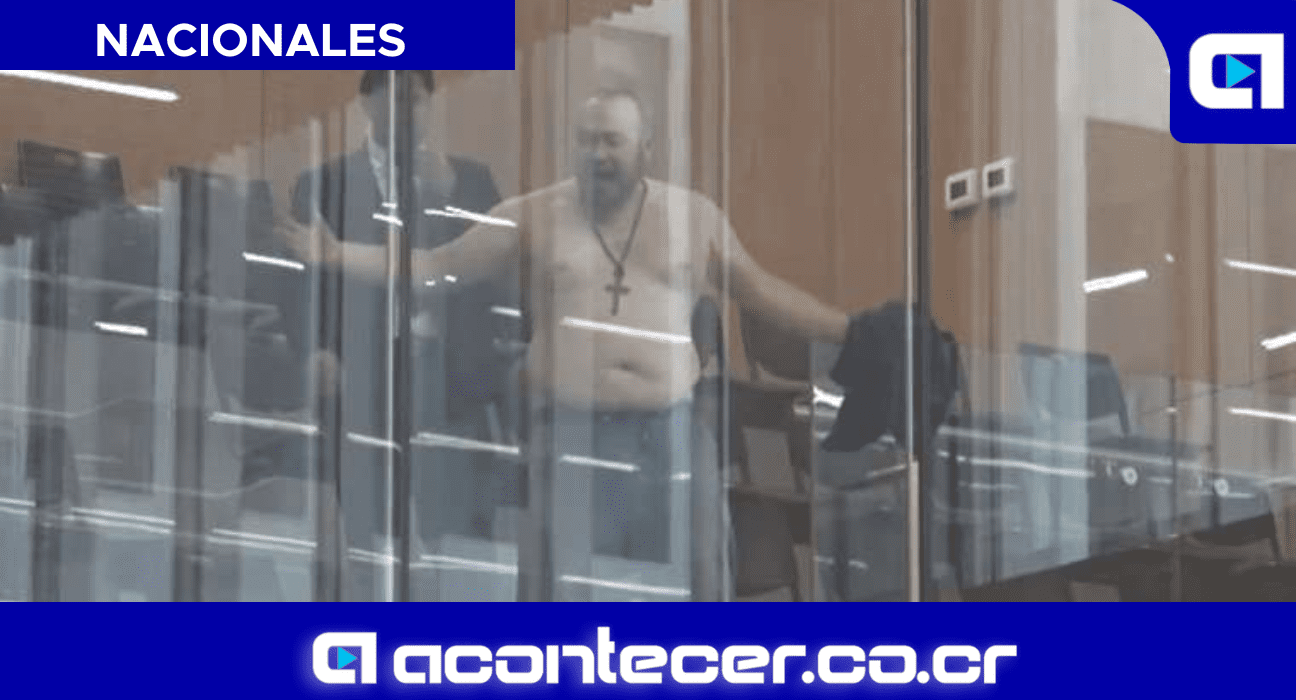 hombre se quita la camisa en asamblea