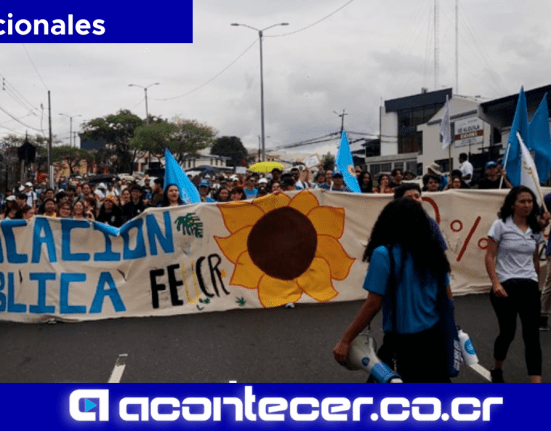 Universitarios protestan por el FEES