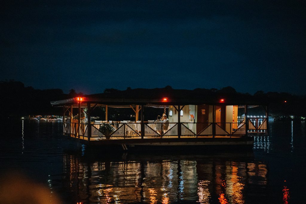 Recorrido por las aguas del Parque Nacional Tortuguero, Restaurante flotante Katonga