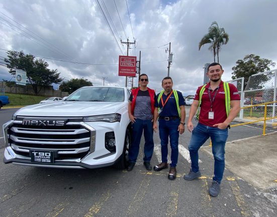 Coca-Cola FEMSA refuerza su flota con 11 pickups Maxus eléctricos en Costa Rica