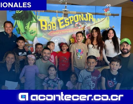 Niños en situación vulnerable disfrutan función de cine y reciben útiles para el 2026