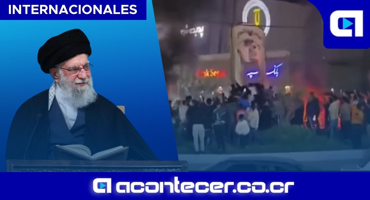 Manifestantes antirrégimen derribaron una estatua de Jamenei en Galleh Dar, provincia de Fars, Irán