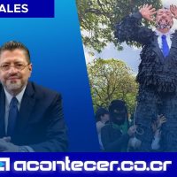 Manifestantes queman piñata con figura de Rodrigo Chaves durante marcha del 8M en San José